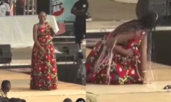 Nữ ca sĩ trẻ lên cơn đau đẻ, gục ngã xuống sân khấu khi đang biểu diễn