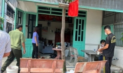 Hàng xóm tá hỏa khi phát hiện người đàn ông tử vong trên ghế