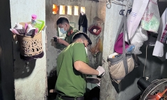 Trèo vào nhà vệ sinh đâm chết 
