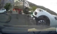 Video: Bất cẩn lùi xe quá đà, ô tô SUV rơi xuống vực