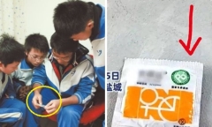 Phát hiện bao cao su trong cặp học sinh tiểu học, cô giáo có hành động khiến dân mạng 