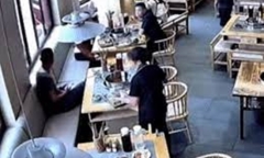 Video: Tài xế điều khiển xe lao thẳng vào nhà hàng lẩu khiến thực khách hoảng sợ 