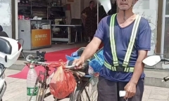 Người cha mắt kém đạp xe hơn 2.500km về quê để động viên con trai sắp thi vào cấp 3