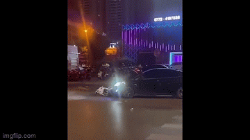 Clip: Người đàn ông bám vào mui xe để ngăn bạn gái rời đi