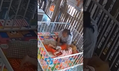 Bà ngoại phản ứng 
