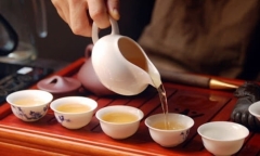 Trà nóng và trà lạnh: Loại nào tốt cho sức khỏe hơn?