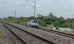 Clip: Nữ tài xế liều mình lái ô tô trên đường ray tàu hỏa và cái kết ít ai ngờ