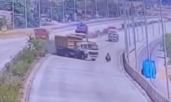 Clip: Xe tải mất lái trên cầu vượt, hai mẹ con tử vong thương tâm