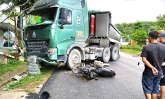 Xe đầu kéo va chạm người đi bộ và xe máy, 2 người thương vong 