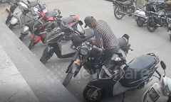 Clip: Siêu trộm bẻ khóa xe máy chỉ trong nháy mắt, cuỗm xe máy rồi 