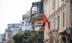 Treo cờ rủ tưởng nhớ nguyên Chủ tịch Lào Khamtay Siphandone