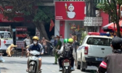 Bé 5 tuổi nguy kịch sau cú va chạm với xe tải ngay trước cửa nhà ở Hà Nội