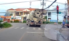 Clip: Xe bồn ngang nhiên vượt đèn đỏ ở TP.HCM khiến nhiều người phẫn nộ