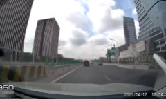 Clip: Cột đèn bất ngờ đổ, đè trúng ô tô con đang chạy trên đường
