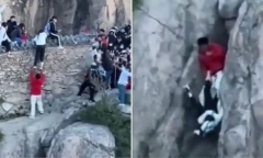 Clip: Thót tim cảnh du khách Trung Quốc suýt rơi vực vì tránh đám đông
