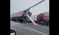 Clip: Cánh quạt gió khổng lồ đâm thủng container trên đường cao tốc ở Trung Quốc