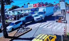 Clip: Hiện trường vụ xe tải mất phanh đâm 8 ô tô khiến 13 người thương vong