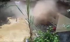Clip: Bình gas phát nổ thổi bay mái nhà giữa trưa, một người sống sót kỳ diệu