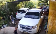 Clip: Đứng tim trước cảnh người cha suýt lái xe cán trúng con trai