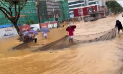 Mưa lũ ngập đường, người dân 
