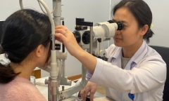 Hóa chất uốn mi gây bỏng nặng, cô gái trẻ suýt mất thị lực