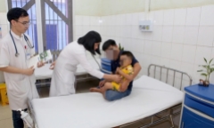 Cứu sống thần kỳ bé trai 2 tuổi bị đuối nước, ngưng tim do rơi vào hồ cá Koi ở Huế