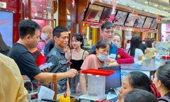 Tấp nập khách mua bán trong ngày giá vàng “nhảy múa”