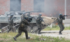 Ukraine huy động binh sĩ, khí tài quân sự tập trận ở  Kiev