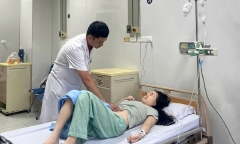 Thường xuyên thức đêm xem điện thoại, người phụ nữ nhập viện vì chảy máu dạ dày