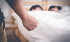 Bắt quả tang vợ đi với nhân tình, chồng trẻ gây thương tích nghiêm trọng