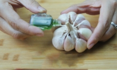 Dầu gió kết hợp với tỏi có tác dụng gì?