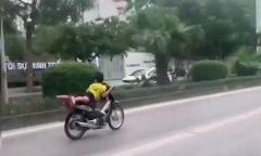 Xác minh clip nam thanh niên nằm trên yên xe máy lao vun vút trên làn BRT