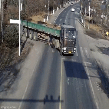 Video: Cụ ông sống sót thần kỳ sau khi bị cuốn vào gầm xe container