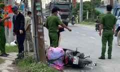 Cô gái ôm bạn khóc ngất giữa đường sau tai nạn với container