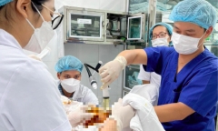 Tin tức đời sống ngày 10/2: Thai phụ phải rút 2 lít nước ối, 2 lần khâu cổ tử cung để giữ con