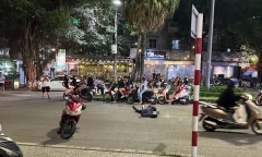 Bất ngờ với danh tính người đàn ông nằm giữa đường xem điện thoại khi bị đo nồng độ cồn