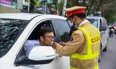 Tin thời sự mới nóng nhất 25/3: Xử phạt nữ tài xế U70 vi phạm nồng độ cồn