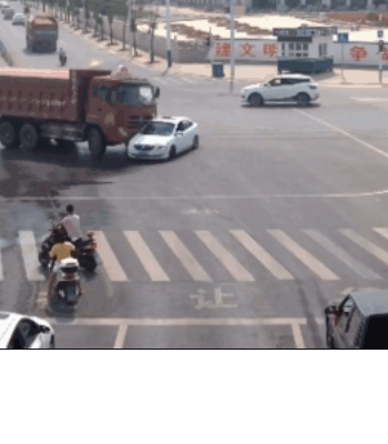 Video: Va chạm với xe con, xe tải lật nghiêng giữa ngã tư đường