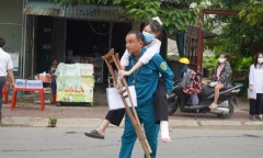 Bị tai nạn gãy chân, nữ sinh đi thi với đôi nạng gỗ và được bố cõng