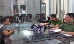Bắt quả tang nhóm đối tượng xịt sơn quảng cáo lên ghế đá công cộng