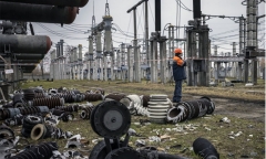Người dân Ukraine tích trữ nến, củi, phòng mạng lưới hạ tầng năng lượng bị tấn công