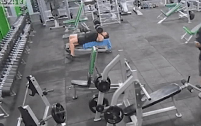 Người đàn ông bị bỏ tù vì cố tình ném quả tạ 20 cân lên đầu bạn tập