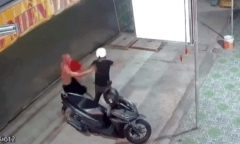 Clip: Loay hoay bẻ khóa xe máy, tên trộm bị người đàn ông cầm ghế phang tới tấp