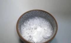 Rắc một nắm bột trắng vào ấm đun nước có tác dụng gì ?