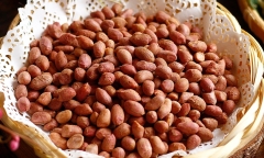 Lý do nhà hàng tặng lạc rang trước khi lên đồ ăn