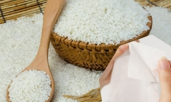 Vì sao khi đi mua gạo nên mang theo một tờ giấy?