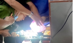 Bảo mẫu bị kẹt tay trong máy xay thịt khi nấu ăn cho trẻ mầm non 
