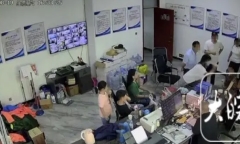 Giám đốc khu danh lam thắng cảnh xin thôi việc sau khi bị du khách hất nước nóng