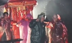 Tổ chức đám cưới lúc 2h sáng, cô dâu chú rể khiến hàng xóm 