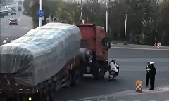 Clip: Đi vào điểm mù xe tải, người phụ nữ suýt mất mạng